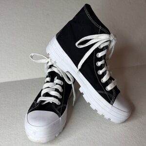 No Boundaries Women's
9 Classic Black/White Canvas
High Top Lace Sneakers